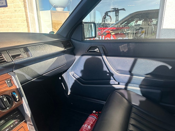 Mercedes-Benz 300 CE 12 of 17