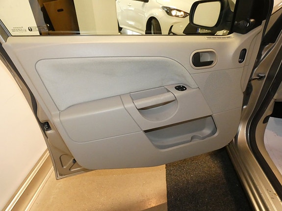Ford Fiesta 9 of 13