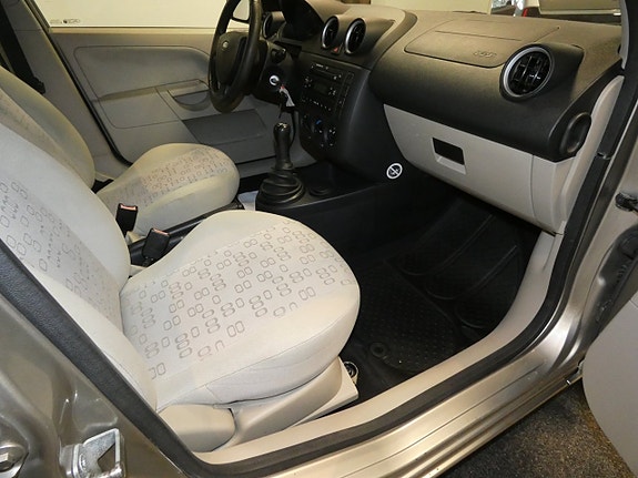 Ford Fiesta 3 of 5