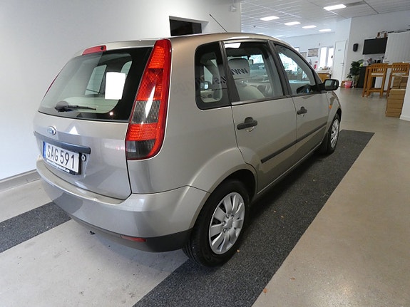Ford Fiesta 2 of 5