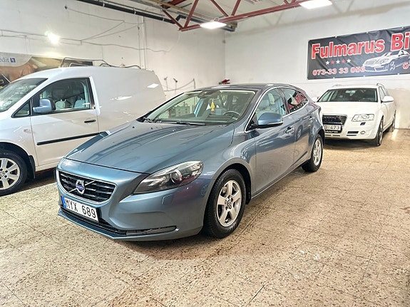 Volvo V40 2 of 5