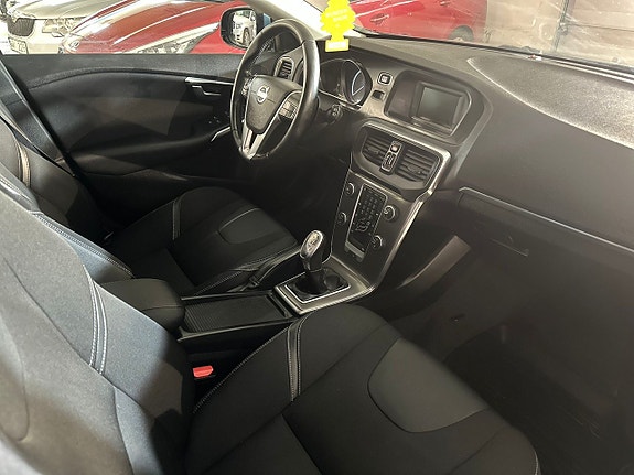 Volvo V40 8 of 12