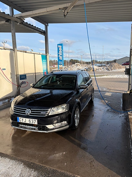 Volkswagen Passat Alltrack 2 of 5
