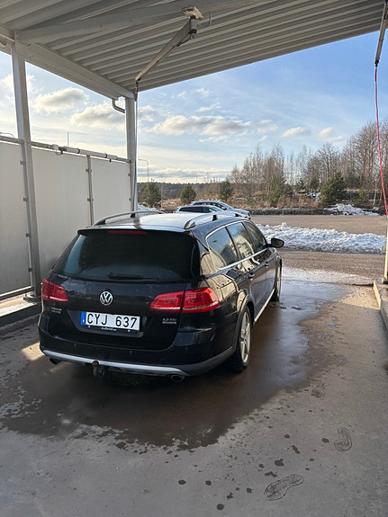 Volkswagen Passat Alltrack 3 of 5