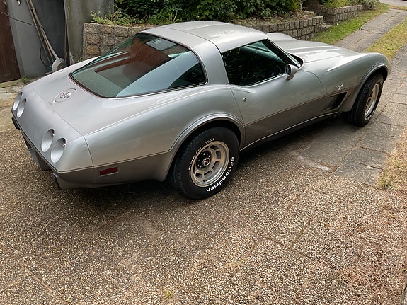 Chevrolet Corvette 2 of 5