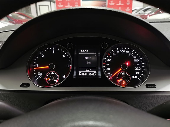 Volkswagen Passat 12 of 15