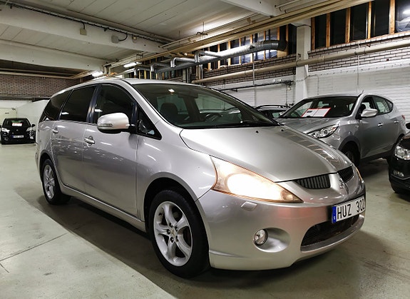 Mitsubishi Grandis 2 of 5