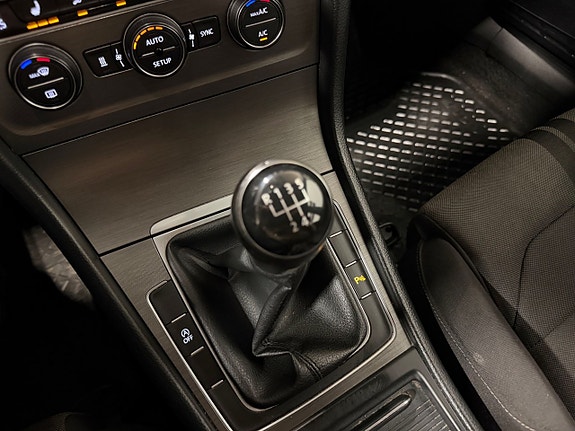 Volkswagen Golf VII 24 of 27