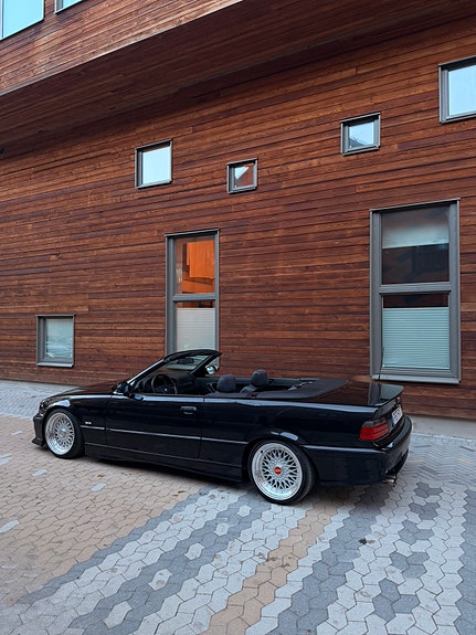 BMW 323i 2 of 5
