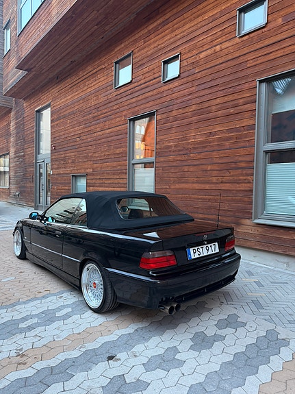 BMW 323i 4 of 5