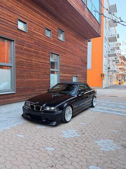 BMW 323i 3 of 5