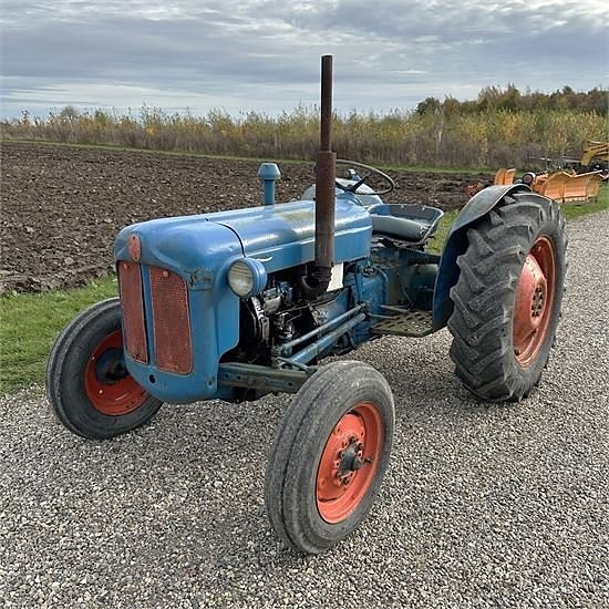 Ford Dexta T3 - New back tyres 3 of 30