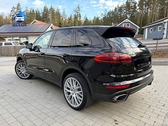 Porsche Cayenne 2 of 5