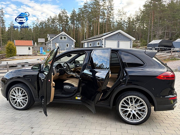 Porsche Cayenne 3 of 5