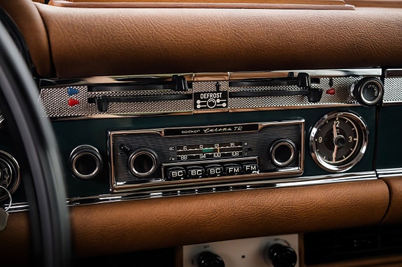 Mercedes-Benz 280 SL 27 of 30