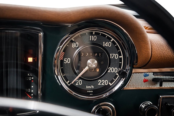 Mercedes-Benz 280 SL 25 of 30