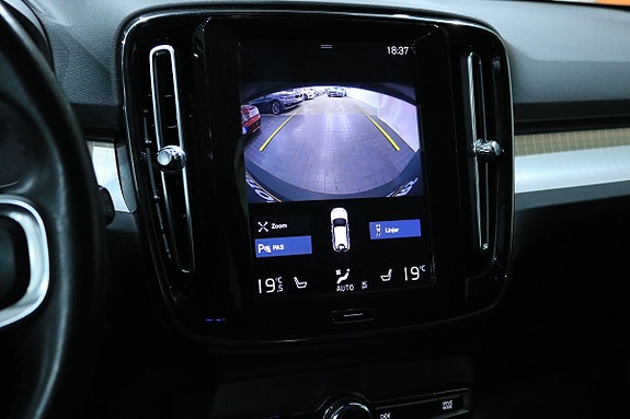 Volvo XC40 17 of 28