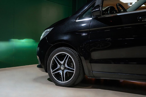 Mercedes-Benz V250 7 of 26