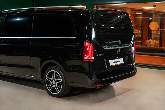 Mercedes-Benz V250 4 of 5