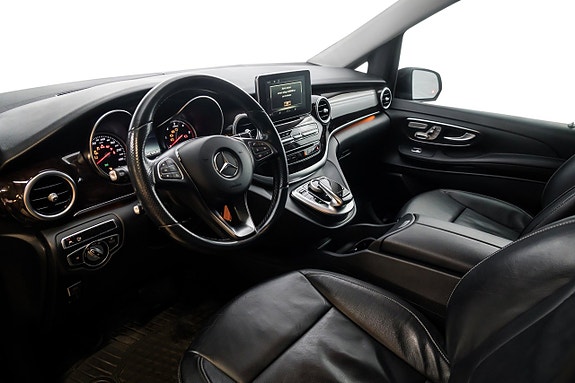 Mercedes-Benz V250 12 of 26