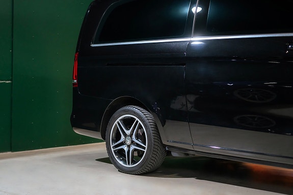 Mercedes-Benz V250 8 of 26