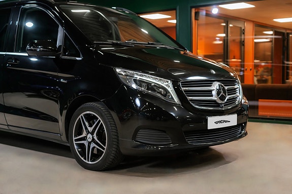 Mercedes-Benz V250 2 of 5