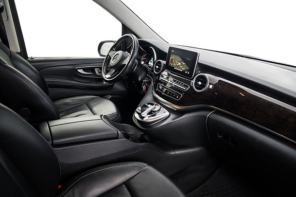Mercedes-Benz V250 21 of 26