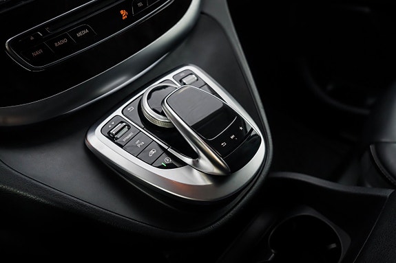 Mercedes-Benz V250 18 of 26