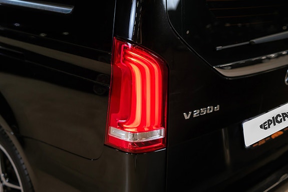 Mercedes-Benz V250 10 of 26