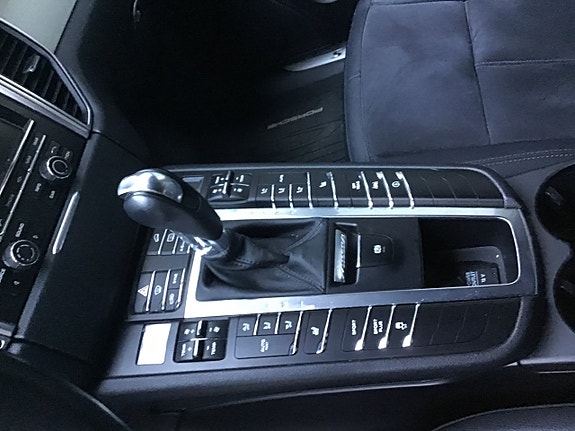 Porsche Macan S 4 of 5