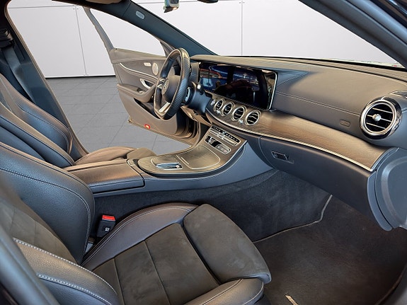 Mercedes-Benz E220 13 of 26