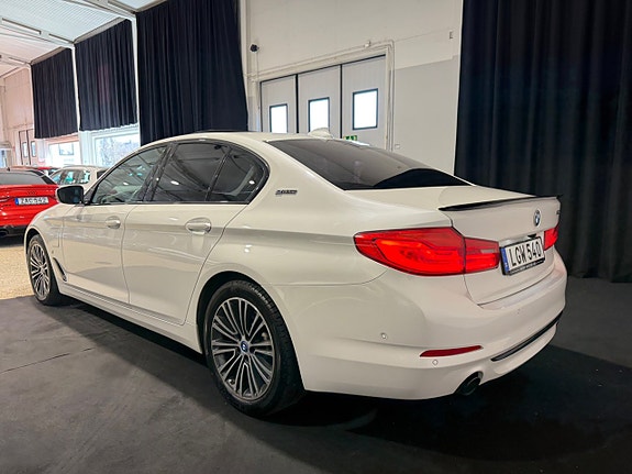 BMW 530e 3 of 5