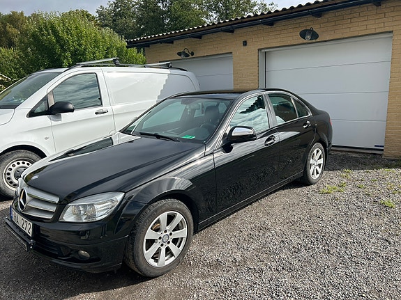 Mercedes-Benz C220 2 of 7