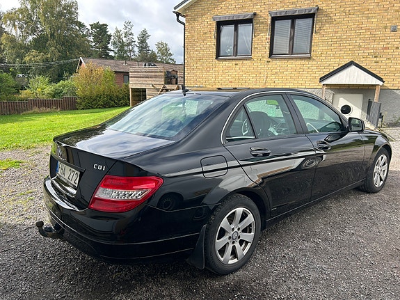 Mercedes-Benz C220 4 of 7