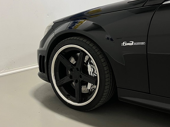 Mercedes-Benz C63 10 of 18