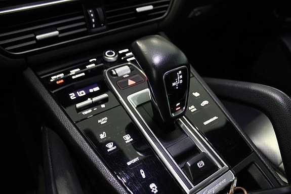 Porsche Cayenne 13 of 16