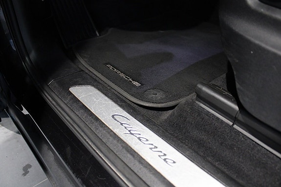 Porsche Cayenne 10 of 16