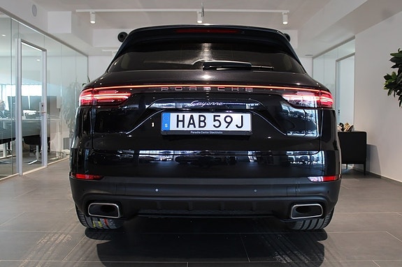 Porsche Cayenne 4 of 5