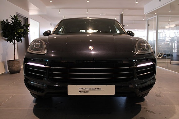 Porsche Cayenne 3 of 5