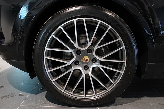 Porsche Cayenne 8 of 16