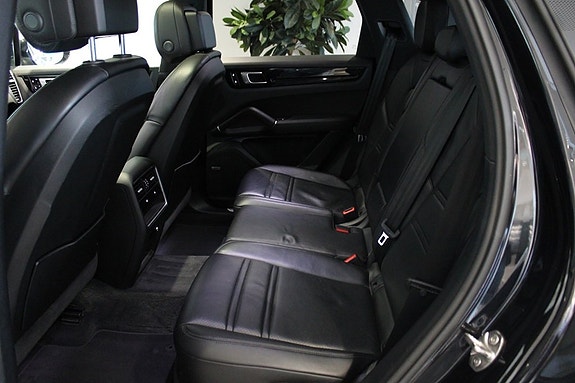 Porsche Cayenne 15 of 16