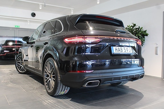 Porsche Cayenne 2 of 5
