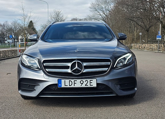 Mercedes-Benz E200 2 of 5