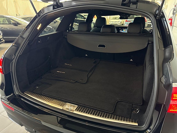 Mercedes-Benz E200 4 of 5