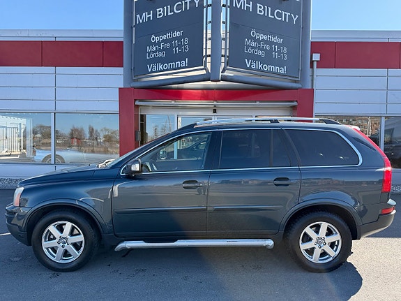 Volvo XC90 2 of 9