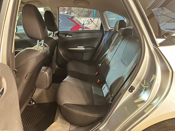 Subaru Impreza 7 of 13