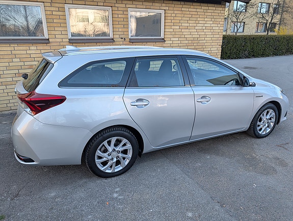 Toyota Auris 2 of 13