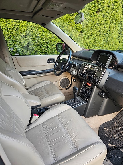 Nissan X-Trail 3 of 6