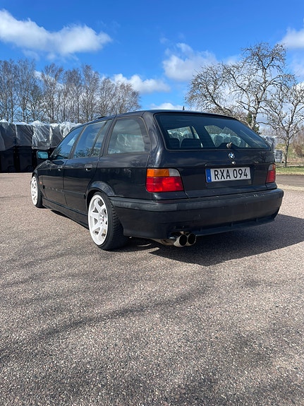 BMW 328i 4 of 5