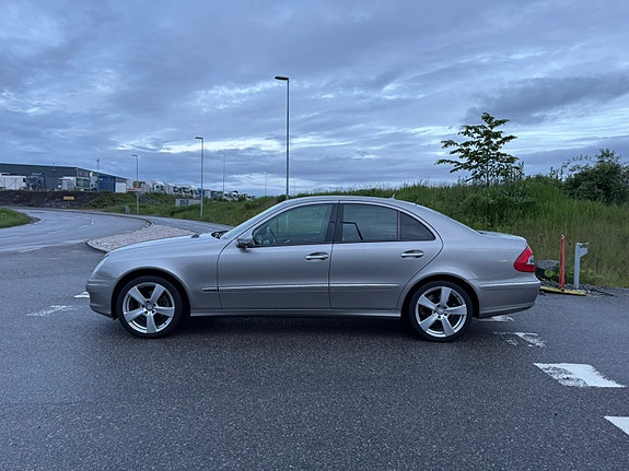 Mercedes-Benz E200 4 of 5